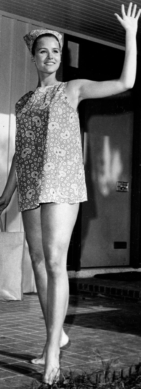 A model from 1966 wears a “short beach dress” made of paper